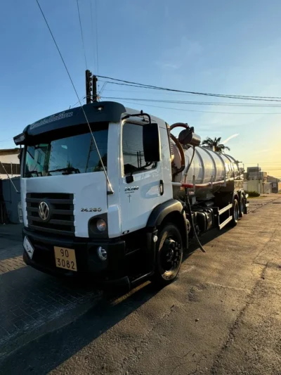 CAMINHÃO COM TANQUE LIMPA FOSSA A VENDA EM CURITIBA