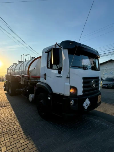 CAMINHÃO COM TANQUE LIMPA FOSSA A VENDA EM CURITIBA