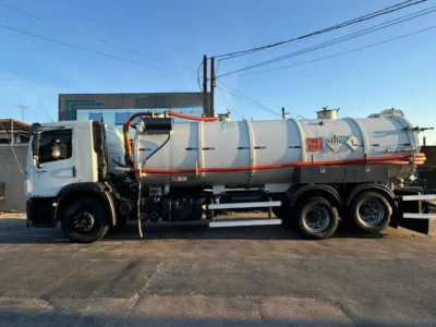 CAMINHÃO COM TANQUE LIMPA FOSSA A VENDA EM CURITIBA