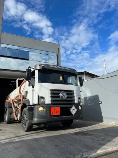 CAMINHÃO COM TANQUE LIMPA FOSSA A VENDA EM CURITIBA