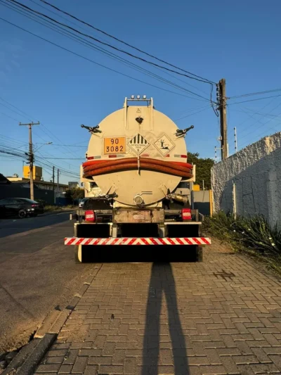 CAMINHÃO COM TANQUE LIMPA FOSSA A VENDA EM CURITIBA