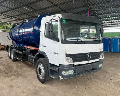 Mercedes Atego com equipamento vácuo