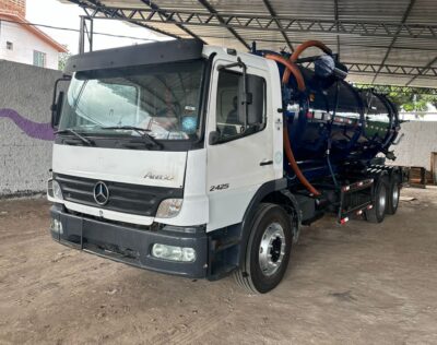 Mercedes Atego com equipamento vácuo