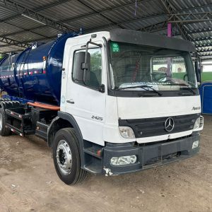 Mercedes Atego com equipamento vácuo